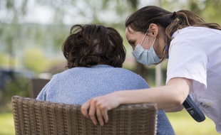 Une personne âgée dans un Ehpad pendant la crise du coronavirus.