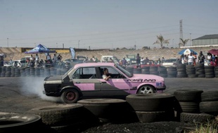 Stacey-Lee May conduit sa voiture lors d'un rodéo à Soweto, le 26 septembre 2015