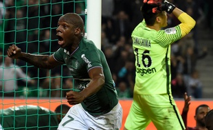 Saint-Etienne's French midfielder Bryan Dabo celebrates after scoring a goal during the French Ligue 1 football match Saint-Etienne (ASSE) vs Metz (FCM) on October 14, 2017, at the Geoffroy Guichard Stadium in Saint-Etienne, central France. / AFP PHOTO / JEAN-PHILIPPE KSIAZEK