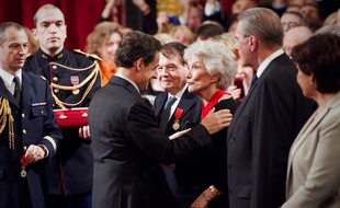 La soprano Mady Mesplé reçoit la médaille de commandeur de la Légion d'honneur par le président Nicolas Sarkozy en 2011.
