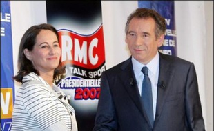 L'offensive menée par le PS contre la TVA sociale, à quatre jours du deuxième tour des législatives, a fait passer au second plan mercredi la polémique suscitée par la tentative de Ségolène Royal d'entrer en contact avec François Bayrou.