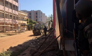 Troupes maliennes à proximité du Radisson Blue hôtel de Bamako.