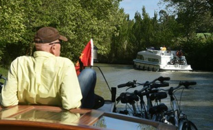 Un touriste américain sur la canal du Midi à Caux-et-Sauzens, en France, le 3 mai 2016