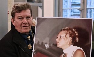 Amiens, le 21 novembre 2019. Jacky Kulik tient un grand portrait de sa fille, Elodie, lors de l'ouverture du procès de Willy Bardon, soupçonné de l'avoir violé et tué.