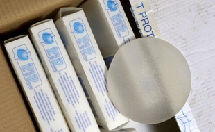 Vingt cas de cancers survenus chez des femmes porteuses de prothèses mammaires PIP ont été déclarés à l'Agence des produits de santé (Afssaps), a indiqué cette dernière vendredi.