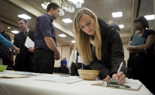 Les nouvelles inscriptions au chômage sont tombées à leur niveau le plus faible depuis avril 2008 aux Etats-Unis, selon des chiffres publiés jeudi à Washington par le département du Travail.