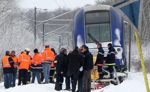 Un TER a percuté et trainé sur plusieurs centaines de mètres une voiture restée bloquée à un passage à niveau, à Recquignies, le 20 décembre 2010.