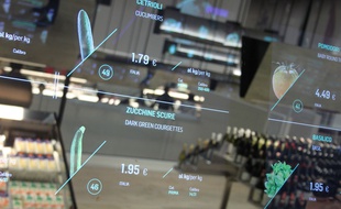 Dans le supermarché du futur, présenté par Coop à l'Exposition universelle de Milan, des écrans interactifs donnent les informations disponibles sur les produits.