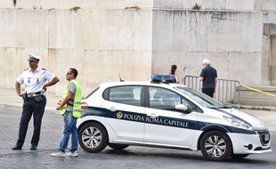 Une patrouille de police à Rome, en Italie, le 19 août 2016.