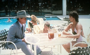 Illustration de la série «Dallas», avec Larry Hagman en JR Ewing, Omri Katz en John Ross Ewing, et Linda Gray en Sue Ellen Ewing