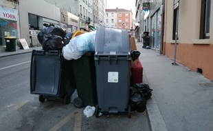 Dans plusieurs communes de la métropole, comme ici à Oullins, les poubelles s'entassent en raison de la grève des éboueurs de la métropole.