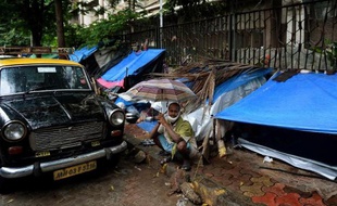 Réputé pour la qualité de ses soins et ses tarifs peu élevés, l'hôpital Tata Memorial de Bombay attire des malades du cancer par milliers. Mais beaucoup dorment dans la rue, faute de pouvoir se payer un hôtel.