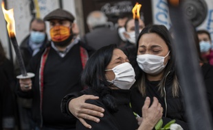 Saida et Linda, deux proches d'une des victimes des effondrements de la rue d'Aubagne, éclatent en sanglot lors de la cérémonie d'hommage