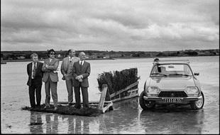 Pendant une course hippique, baie de Kernic, Plouescat, Finistère nord, 5 août 1973.