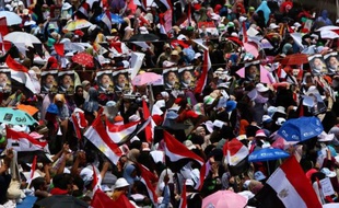 Des dizaines de milliers de partisans de Mohamed Morsi ont entrepris une démonstration de force vendredi au Caire, exigeant de nouveau le retour de leur président, dont les Etats-Unis ont réclamé la libération plus d'une semaine après avoir été renversé par l'armée.