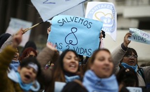 Des manifestants pro-vie se sont rassemblés à Buenos Aires contre le projet de loi de légalisation de l'avortement en Argentine, le 5 août 2018.