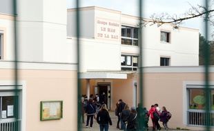Des enfants et parents a l'entree de l'ecole elementaire du Mas De La Raz.
Villefontaine : un directeur d'ecole soupconne de viols sur des eleves. Le directeur d'une ecole primaire de la commune nord-iseroise de Villefontaine, souponne de viols sur mineurs, a ete interpelle et place en garde a vue.
Credit:ALLILI MOURAD/SIPA
