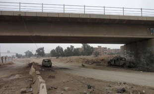 Des voitures endommagées sous un pont de Fallouja, après des jours de combats entre l'armée irakienne et des insurgés liés à Al-Qaïda, le 17 janvier 2014