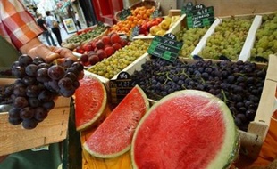 Un rapport parlementaire sur la prévention de l'obésité envisage de moduler la fiscalité des aliments en fonction de leur qualité nutritionnelle, l'augmentant pour les produits trop gras, trop salés ou trop sucrés, et la baissant pour les fruits et légumes.