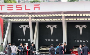 Des voitures électriques du constructeur américain Tesla sont présentées le 23 avril 2014 à des clients chinois, à Shanghai