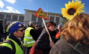 Les partisans et opposants au projet d'aéroport de Notre-Dame-des-Landes (Loire-Atlantique) ne cachent pas, après quatre mois de trêve, leur impatience et leurs angoisses dans l'attente du rapport de la commission de dialogue, attendu début avril