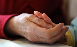 La majorité de ses membres recommande de ne pas légaliser l'assistance au suicide et/ou l'euthanasie et s'inquiète de l'élargissement de leurs indications dans certains des pays qui les ont légalisées ou autorisées.