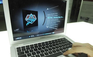 Un internaute écoute de la musique en ligne via la plateforme Deezer.
