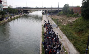 Paris, le 30 mai 2018. - Evacuation des migrants du campement du MillÃ©naire Ã  Paris (XIXe).