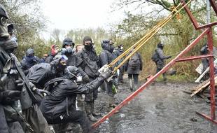 Les zadistes utilisent parfois une catapulte pour lancer des pierres sur les forces de l'ordre.