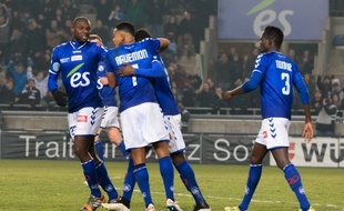 Les Strasbourgeois Ernest Seka, Yannick Aguemon et Abdallah N'Dour lors du derby face aux SR Colmar (3-1), le 13 février 2015 au stade de la Meinau.