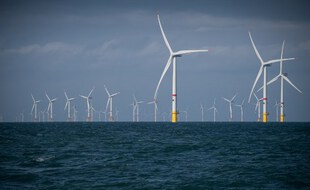 Plusieurs éoliennes construites par le consortium ENECO au large d'Ostende, sur la côte belge, photographiées le 25 octobre 2019.