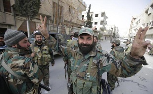 Un soldat syrien faisant le V de la victoire dimanche 16 mars dans les rues de Yabroud, locqlité stratégique à 75 km au nord de Damas, reprise aux rebelles par le régime d'Assad