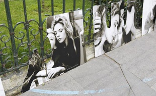 Une exposition de photos de couples homosexuels a été vandalisée les 21 et 22 juin, devant la mairie du 3e arrondissement de Paris.
