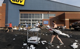 A Chicago, des bénévoles nettoient un magasin Best Buy le 10 août 2020 après des pillages survenus la veille.
