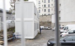 Installation d'une salle de shoot expérimentale pour la consommation de stupéfiants (cocaine, crack, heroine, métadone) dans un ancien local SNCF boulevard de La Chapelle à Paris, le 30 mai 2013.