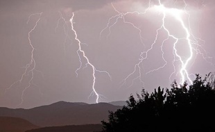 Cinq personnes, dont deux enfants, ont été foudroyées et sérieusement blessées lundi dans un parc d'attraction à Argeles-Gazost (Hautes-Pyrénées) et 25 autres choquées par la foudre