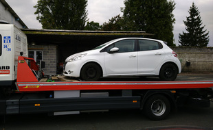 La voiture du chauffard est repartie sur un plateau.