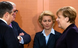 De gauche à droite, le vice-chancelier allemand, le ministre de l'économie Sigmar Gabriel, le ministre des Affaires étrangères Frank-Walter Steinmeier, la ministre de la Défense Ursula von der Leyen et la chancelière Angela Merkel avant un conseil des ministres à Berlin le 1er décembre 2015