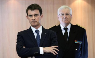 Manuel Valls (g) et le préfet de Paris Jean Daubigny le 16 février 2015 à Paris