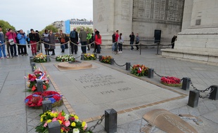 Paris, le 23 octobre 2014, une guide conférencière fait le tour des monuments et stigmates qui restent de la Grande Guerre à Paris.
