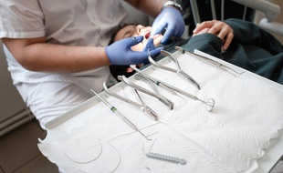 Illustration d'une consultation chez un dentiste.