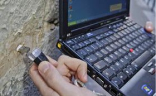 Un port USB installé dans la rue et accessible à tous, une vision inhabituelle.