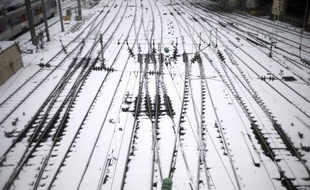 La circulation des trains et sur les routes d'Ile-de-France, encore difficile mercredi soir, restera perturbée par le froid jeudi, mais le trafic des métros, des trams et des bus devrait être quasi normal.