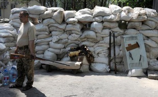 Le 28 mai 2014, une barricade érigée par des militants pro-russes à Donetsk dans l'est de l'Ukraine, où une anarchie rampante s'installe peu à peu