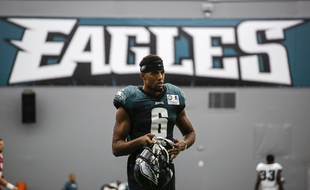 Anthony Mahoungou avec les Eagles au camp d'entraînement, en 2018