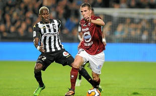 Mohamed Yattara (à g., à la lutte avec le Messin Romain Rocchi) a inscrit onze buts la saison dernière avec Angers.