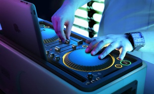 Cette station accueille les iPad pour mixer mais aussi tous types de produits audio pour de simples écoutes en mode Bluetooth ou filaire.