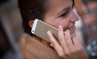 Une jeune femme utilisant son téléphone portable
