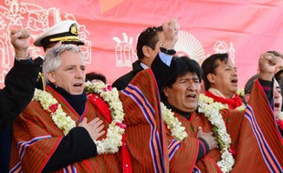 Le président bolivien Evo Morales (d) et son vice-président Alvaro Garcia Linera inaugurent le téléphérique urbain le plus long et le plus haut du monde le 30 mai 2014 à La Paz