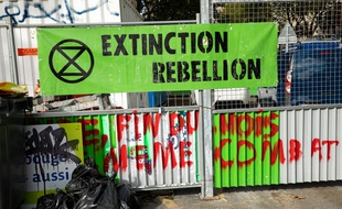 Une banderole d'Extinction Rebellion à Paris, le 10 octobre 2019.